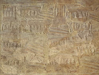 Relief représentant le transport de bois par mer